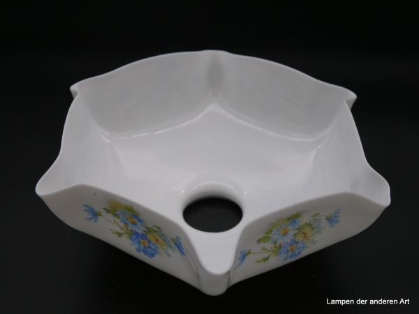 Jugendstil Lampenschirm gebraucht, 6-fach gekantet, Glas opal weiß mit Blumendekor, Kornblumen auf allen sechs Flächen, D: 23cm, H: 9cm, Griff-Rand 6cm von unten