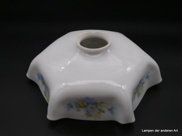 Jugendstil Lampenschirm gebraucht, 6-fach gekantet, Glas opal weiß mit Blumendekor, Kornblumen auf allen sechs Flächen, D: 23cm, H: 9cm, Griff-Rand 6cm