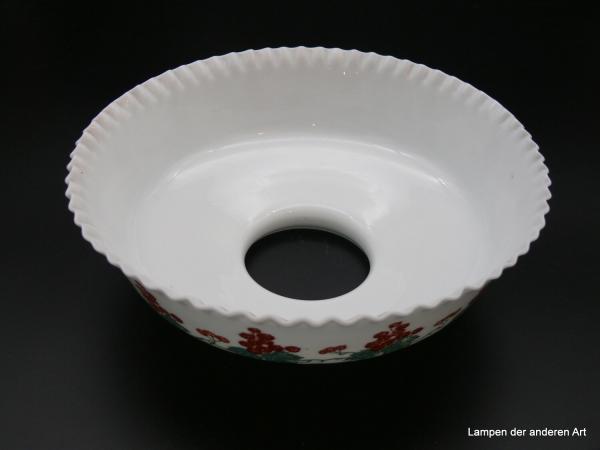 Jugendstil Lampenschirm gebraucht, Glas opal weiß mit Früchtedekor Johannisbeeren, sanft gewellter Rand, D: 23cm, H: 8cm, Griff-Rand 8cm von unten