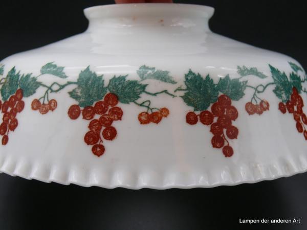 Jugendstil Lampenschirm gebraucht, Glas opal weiß mit Früchtedekor Johannisbeeren, sanft gewellter Rand, D: 23cm, H: 8cm, Griff-Rand 8cm Detail Dekor