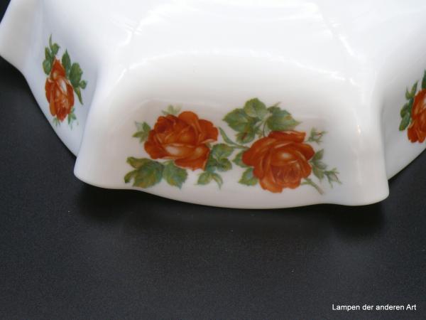 Jugendstil Lampenschirm gebraucht, opal weiß, sechs nach außen gewölbte Kanten, dazwischen liegende Flächen abwechselnd mit einer Rose bzw. einem Rosenpaar verziert, Nostalgieglas D: 23cm, H: 9cm, Glashalterand 6cm, Detail Dekor