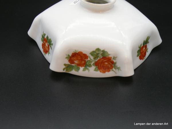 Jugendstil Lampenschirm gebraucht, opal weiß, sechs nach außen gewölbte Kanten, dazwischen liegende Flächen abwechselnd mit einer Rose bzw. einem Rosenpaar verziert, Nostalgieglas D: 23cm, H: 9cm, Glashalterand 6cm, Detail Rosenpärchen