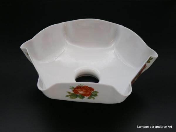 Jugendstil Lampenschirm gebraucht, opal weiß, sechs nach außen gewölbte Kanten, dazwischen liegende Flächen abwechselnd mit einer Rose bzw. einem Rosenpaar verziert, Nostalgieglas D: 23cm, H: 9cm, Glashalterand 6cm von unten