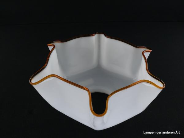 Jugendstil Lampenschirm gebraucht, Glas opal weiß, sechsfach gekniffene Wandung, eckige Form, bernsteinfarbener Glasfadenrand, Nostalgie Ersatzglas D: ca.23cm, H: ca.11cm, Glashalter Griffrand 8cm, von unten