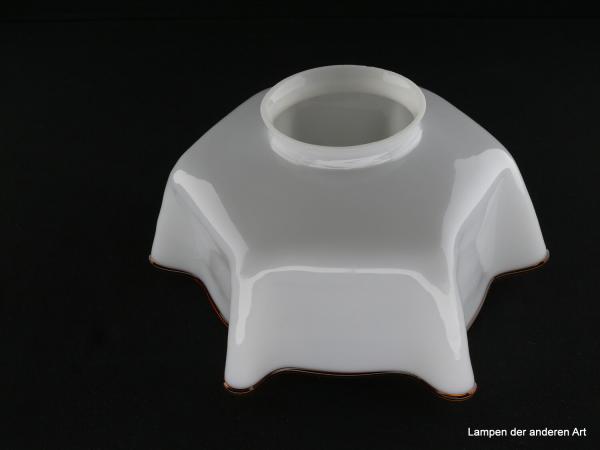Jugendstil Lampenschirm gebraucht, Glas opal weiß, sechsfach gekniffene Wandung, eckige Form, bernsteinfarbener Glasfadenrand, Nostalgie Ersatzglas D: ca.23cm, H: ca.11cm, Glashalter Griffrand 8cm