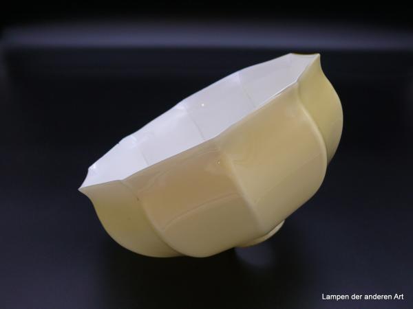 Jugendstil Lampenschirm gebraucht, Glas außen zart gelb, innen weiß, in die Rundung vertikal gekniffene Abtrennungen, eingeschnürter und leicht ausgestellter Rand, Ersatzglas D: 23cm, H: 13cm, Griffrand 6cm von innen