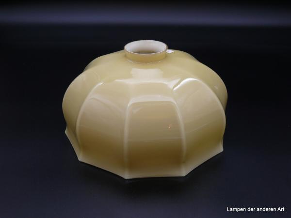 Jugendstil Lampenschirm gebraucht, Glas außen zart gelb, innen weiß, in die Rundung vertikal gekniffene Abtrennungen, eingeschnürter und leicht ausgestellter Rand, Ersatzglas D: 23cm, H: 13cm, Griffrand 6cm