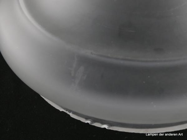 Jugendstil Lampenschirm gebraucht, geschlossener Kuppelschirm grau satiniert, halbrundes Glas, Wandung einfach geschnürt nach unten verjüngend, Ersatzglas D: 23cm, H: 13cm, Griffrand 20cm, leichte Kratzer, einige Chips am Griffrand, Details