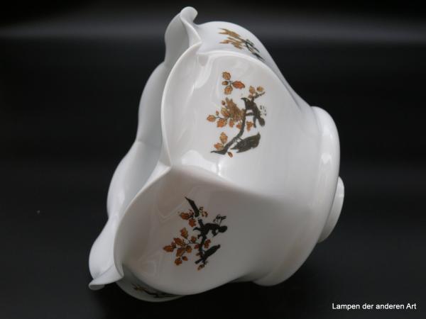 Jugendstil Lampenschirm gebraucht, Glas opal weiß, abgerundete Schulter, leicht konisch geweitete Wandung, gekantet, eingeschnürter Rand, untere Zone mehrfach auf einem Ast sitzendes Elfenkind mit einem Vogel, Ersatzglas Griffrand 6cm liegend