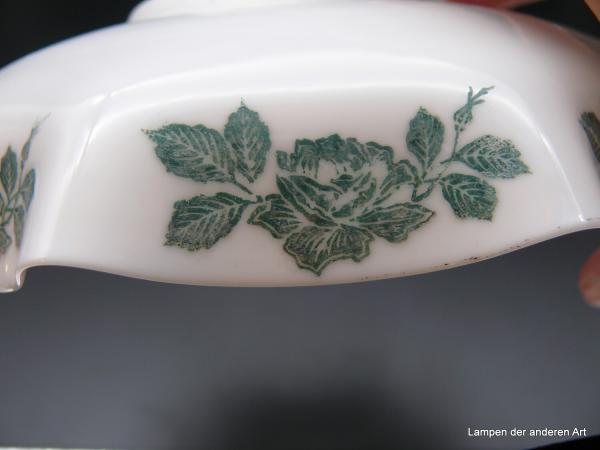 Jugendstil Lampenschirm gebraucht, Glas opal weiß, Rosendekor dunkelgrün, gekniffener, ausgestellter Rand, Ersatzschirm D: 22cm H: 7cm, Griffrand 6cm Detail Motiv