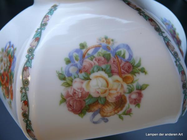 Jugendstil Lampenschirm gebraucht, Glas weiß mit romantischem Blumendekor, verzierte gekniffene Kanten, Ersatzglas D: 23cm, H: 12cm, Griffrand 6cm Detail Motiv