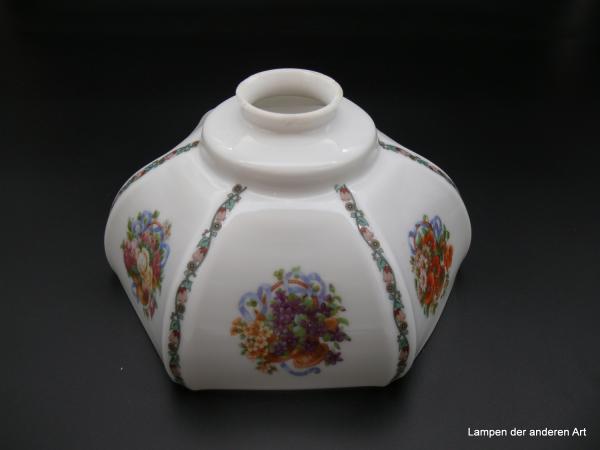 Jugendstil Lampenschirm gebraucht, Glas weiß mit romantischem Blumendekor, verzierte gekniffene Kanten, Ersatzglas D: 23cm, H: 12cm, Griffrand 6cm