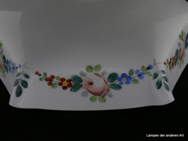 Jugendstil Lampenschirm gebraucht, Glas weiß glänzend, breite Schulter, untere Wandungszone sechsfach gekniffen, umfangen von einer farbigen Ranke aus Blüten und Blättern, leichter Dekorabrieb, Nostalgie Ersatzglas D: 23cm, H: 9cm, Griff 6cm, Detail Dekor