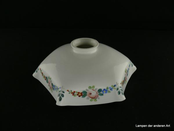 Jugendstil Lampenschirm gebraucht, Glas weiß glänzend, breite Schulter, untere Wandungszone sechsfach gekniffen, umfangen von einer farbigen Ranke aus Blüten und Blättern, leichter Dekorabrieb, Nostalgie Ersatzglas D: 23cm, H: 9cm, Glashalter 6cm