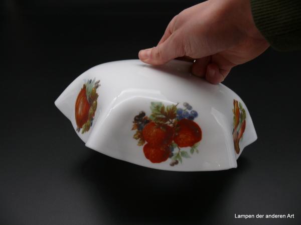 Jugendstil Lampenschirm gebraucht, Glas opal weiß mit Früchtedekor, verschiedene Motive, gekniffener Rand, Ersatzschirm D: 24cm, H: 9cm, Griffrand 6cm, Früchtemotiv