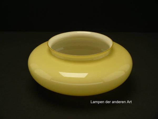 Jugendstil Lampenschirm gebraucht, geschlossenes Glas, außen elfenbeinfarben, innen weiß, flacher Kuppelschirm, Pilzform, Nostalgie Ersatzglas, D: ca. 24cm, H: ca.10cm, Glashalter Griffrand 15cm, von unten