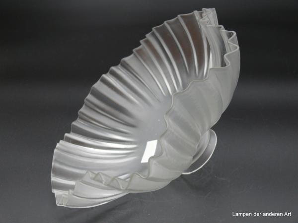 Jugendstil Lampenschirm gebraucht, breit gezogene gefaltete Wandung, satiniert grau, Glasschirm D: 24cm, H: 11cm, Griffrand 6cm, liegend