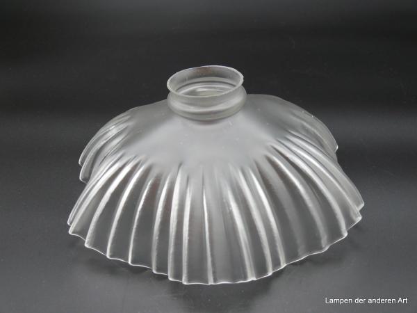 Jugendstil Lampenschirm gebraucht, breit gezogene gefaltete Wandung, satiniert grau, Glasschirm D: 24cm, H: 11cm, Griffrand 6cm
