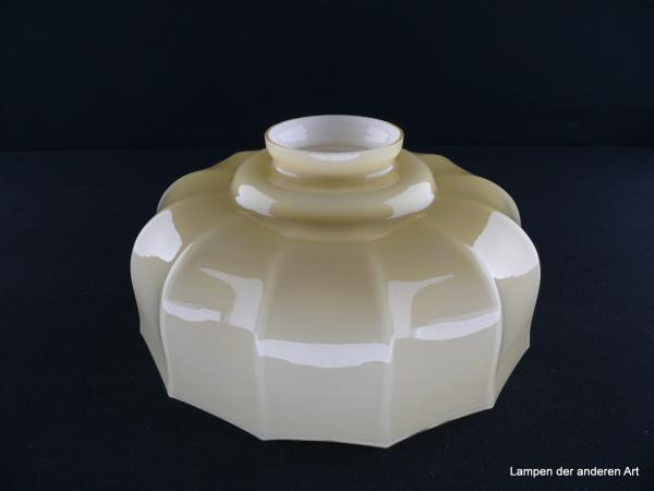 Jugendstil Lampenschirm gebraucht, Glas, innen weiß, außen elfenbeinfarben, breite Schulter mit einer kurzen Stufe, Wandung regelmäßig gekniffen, Nostalgie Ersatzglas für alte Lampen D: 24cm, H: 12cm, Glashalterand Griffrand 8cm