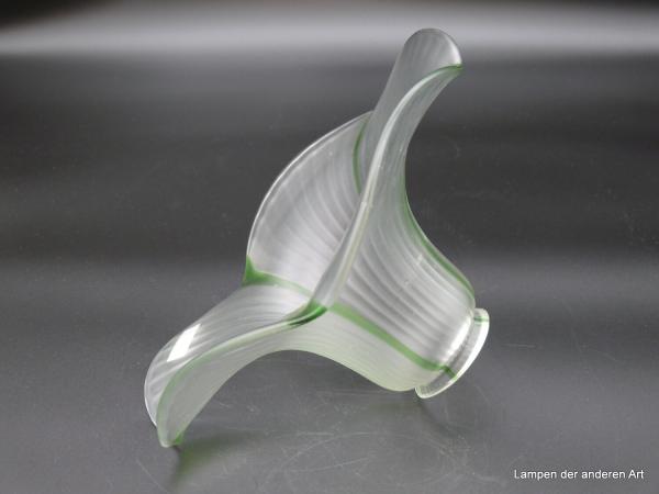 Jugendstil Lampenschirm gebraucht, für diese Zeit typische florale Form, Glas satiniert, leicht gerillte Oberfläche, fünf vertikal verlaufende hellgrüne Linien durchziehen die Wandung des Glasschirms in fast gleichen Abständen D: 24cm, H: 12cm, liegend