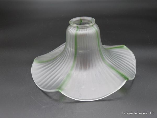 Jugendstil Lampenschirm gebraucht, für diese Zeit typische florale Form, Glas satiniert, leicht gerillte Oberfläche, fünf vertikal verlaufende hellgrüne Linien durchziehen die Wandung des Glasschirms in fast gleichen Abständen D: 24cm, H: 12cm Gh. 6cm