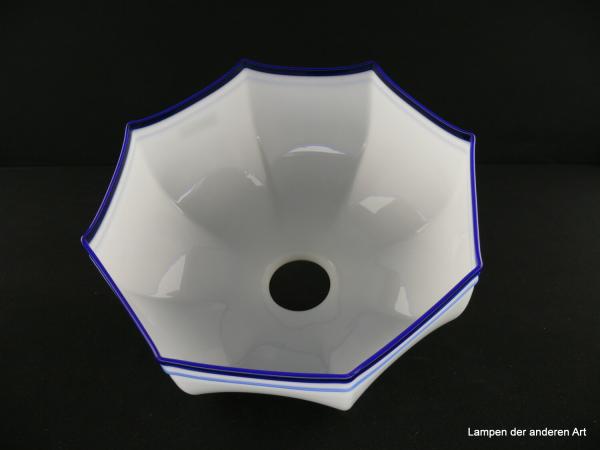 Jugendstil Lampenschirm gebraucht, Glas opal weiß, blau angesetzter klarer Glasfadenabschlussrand, darüber aufgelegter blauer dünner Glasfaden auf weißem Grund, achtfach gekantete Wandung, Nostalgie Ersatzglas D: 24cm, H: 13cm, Griff 6cm, von unten