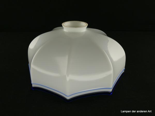 Jugendstil Lampenschirm gebraucht, Glas opal weiß, blau angesetzter klarer Glasfadenabschlussrand, darüber aufgelegter blauer dünner Glasfaden auf weißem Grund, achtfach gekantete Wandung, Nostalgie Ersatzglas für alte Lampen D: 24cm, H: 13cm, Griff 6cm