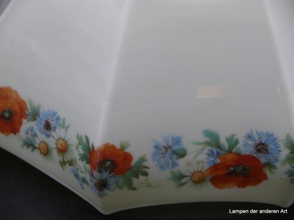 Jugendstil Lampenschirm original, gebraucht, Uranglas opal, konisch aufgezogene gekantete Wandung, am unteren Rand umschließt eine Ranke aus Mohn- Kornblumen- und Kamillenblüten nebst Blattwerk das antike Ersatzglas D: 24cm, H: 14cm, Glashalter 6cm Detail