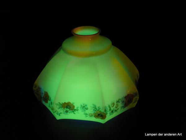 Jugendstil Lampenschirm original, gebraucht, opal, konisch aufgezogene gekantete Wandung, am unteren Rand umschließt eine Ranke aus Mohn- Kornblumen- und Kamillenblüten nebst Blattwerk das antike Ersatzglas D: 24cm, H: 14cm, fluoreszierendes Uranglas
