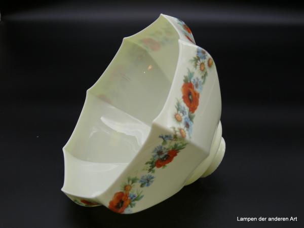 Jugendstil Lampenschirm original, gebraucht, Uranglas opal, konisch aufgezogene gekantete Wandung, am unteren Rand umschließt eine Ranke aus Mohn- Kornblumen- und Kamillenblüten nebst Blattwerk das antike Ersatzglas D: 24cm, H: 14cm, Griffrand 6cm liegend