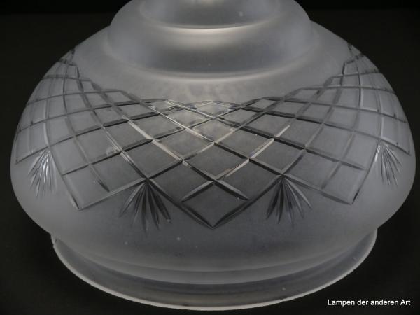 Jugendstil Lampenschirm gebraucht, antikes Glas grau satiniert, gestuft ausgearbeitete untere Wandungszone, geschliffenes Strahlendekor auf dem abgerundeten Dorn, schräg abfallende Wandung mit Kerbschliff in Rauten- und Muschelform, Detail Schliff
