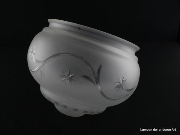 Jugendstil Lampenschirm gebraucht, Glas grau satiniert, kugelförmig, untere Wandungszone zwei mal gestuft, erste Stufe geschliffene Oliven, zweite Stufe mittig Sternschliff, weit schwingende stilisierte Blattranke auf der oberen Wandungszone, von unten