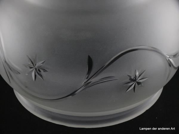 Jugendstil Lampenschirm gebraucht, Glas grau satiniert, kugelförmig, untere Wandungszone zwei mal gestuft, erste Stufe geschliffene Oliven, zweite Stufe mittig Sternschliff, weit schwingende stilisierte Blattranke auf der oberen Wandungszone, Detail Ranke