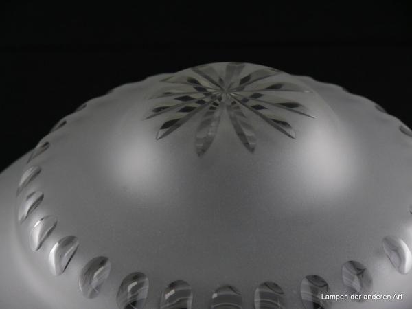 Jugendstil Lampenschirm gebraucht, Glas grau satiniert, kugelförmig, untere Wandungszone zwei mal gestuft, erste Stufe geschliffene Oliven, zweite Stufe mittig Sternschliff, weit schwingende stilisierte Blattranke auf der oberen Wandungszone, Kerbschliff