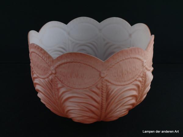 Jugendstil Lampenschirm gebraucht, ziegelfarben, innen weiß, halbkugelförmiges Glas, reliefierter Faltenwurf, unterer Wandungsabschnitt breites Band mit aneinander gereihten Ovalen, gebogter Abschlussrand, Nostalgie Ersatzglas, Griffrand 8cm, von unten