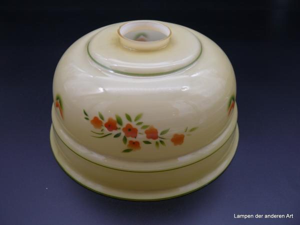 Art Deco Lampenschirm, gebrauchtes originales Ersatzglas, außen hellgelb mit aufgespritztem Blumenbukett, innen weiß, die reliefierten Absätze sind mit günen Streifen überzogen, D: 24cm, H: 13cm, Griffrand 6cm