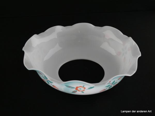 Jugendstil Lampenschirm gebraucht, Glas, innen weiß, außen dekorierte Wandung, blau-grün gefasst, rotbraune Farbakzente in den abstrakten Zierelementen, Nostalgie Ersatzglas, D: ca. 25cm, H: ca.7cm, ohne Glashalter Griffrand, Loch 10,3cm, von unten