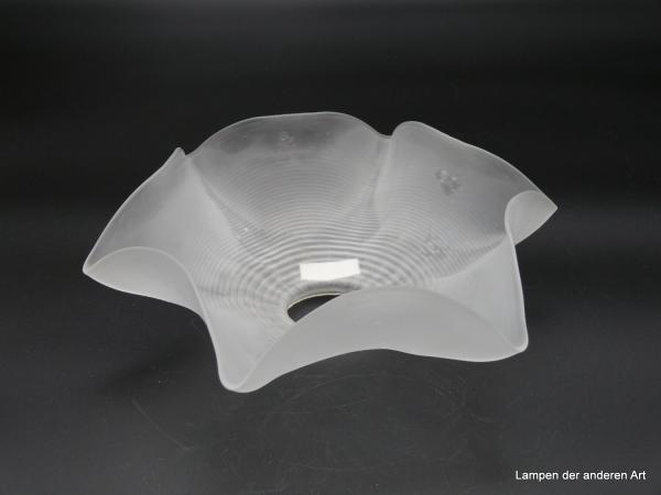 Jugendstil Lampenschirm gebraucht, flaches Lampenglas mit horizontaler Rillenoptik satiniert grau, die Wandung ist am Rand sechsmal gekniffen und gibt dem Ersatzglas seine stilisierte Blütenkelchform D: 25cm, H: 8cm, Griffrand 6cm von unten