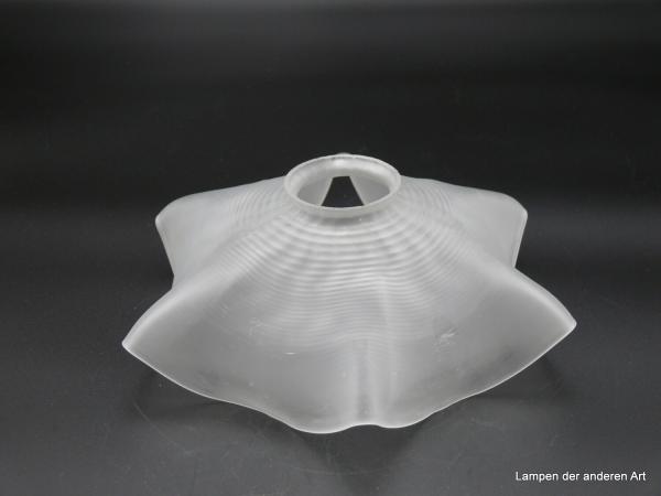 Jugendstil Lampenschirm gebraucht, flaches Lampenglas mit horizontaler Rillenoptik satiniert grau, die Wandung ist am Rand sechsmal gekniffen und gibt dem Ersatzglas seine stilisierte Blütenkelchform D: 25cm, H: 8cm, Griffrand 6cm