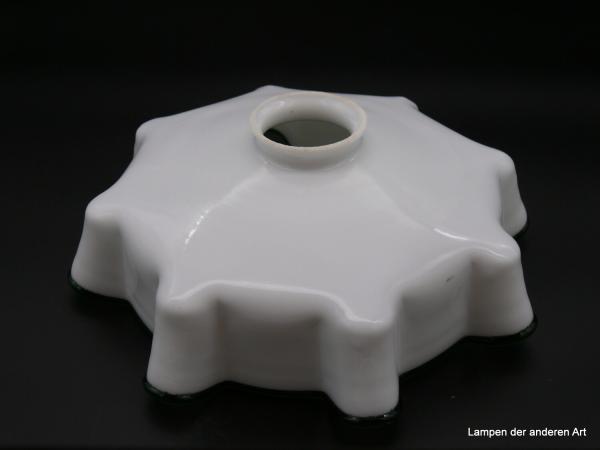 Jugendstil Lampenschirm gebraucht, Glas opal weiß mit grünem Glasfadenrand, Wandung acht Mal in kleinen Bögen nach außen gezogen, Nostalgie Ersatzglas, D: 25cm, H: 9cm, Glashalter Griffrand 6cm, von oben