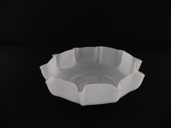 Jugendstil Lampenschirm gebraucht, 2-er Set, Glas opal weiß, flache Form, eine kleine Stufe in der breiten Schulter, mehrfach gekniffene Wandung, Nostalgie Ersatzschirm D: 25cm, H: 9cm, Glashalter Griffrand 6cm, liegend