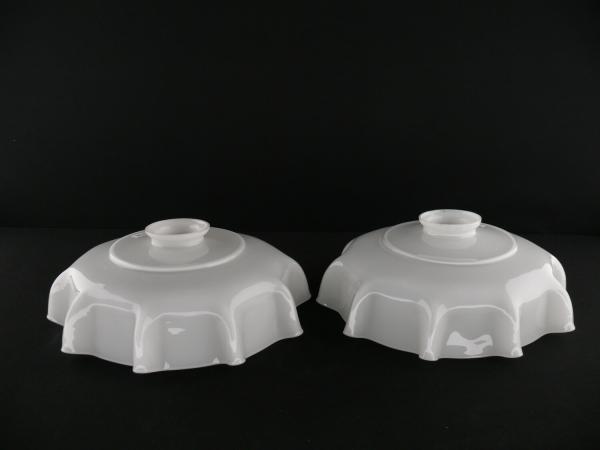 Jugendstil Lampenschirm gebraucht, 2-er Set, Glas opal weiß, flache Form, eine kleine Stufe in der breiten Schulter, mehrfach gekniffene Wandung, Nostalgie Ersatzschirm D: 25cm, H: 9cm, Glashalter Griffrand 6cm, als Paar