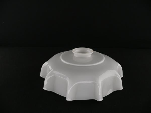 Jugendstil Lampenschirm gebraucht, 2-er Set, Glas opal weiß, flache Form, eine kleine Stufe in der breiten Schulter, mehrfach gekniffene Wandung, Nostalgie Ersatzschirm D: 25cm, H: 9cm, Glashalter Griffrand 6cm