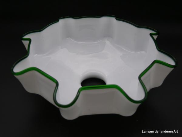 Jugendstil Lampenschirm gebraucht, Glas opal weiß mit grünem Glasfadenrand, Wandung acht Mal in kleinen Bögen nach außen gezogen, Nostalgie Ersatzglas, D: 25cm, H: 9cm, Glashalter Griffrand 6cm