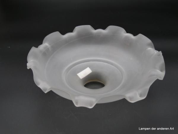 Jugendstil Lampenschirm gebraucht, zweimal getreppte breite Schulter mit anschließender aufgezogener Umrandung mit eckigen Einkerbungen, Glasschirm satiniert grau D: 25cm, H: 9cm, Glashalter Griffrand 6cm, ein kleiner Chip am unteren Rand
