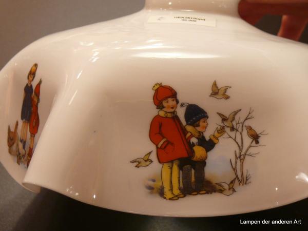 Jugendstil Lampenschirm gebraucht, Glas opal weiß mit Kindermotiven dekoriert, D: 25cm, H: 10cm, Griff-Rand 6cm Detail Kinder mit Vögeln