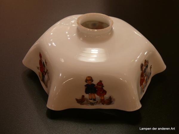 Jugendstil Lampenschirm gebraucht, Glas opal weiß mit Kindermotiven dekoriert, D: 25cm, H: 10cm, Griff-Rand 6cm