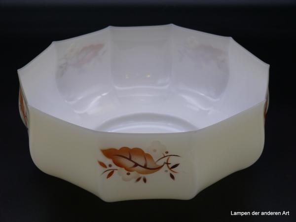 Art Deco Lampenschirm gebraucht, hellgelber Grund mit dezentem Dekor auf fünf von zehn durch Kniffe getrennten Feldern, stilisierte Blumen und Blätter in Naturtönen, Glaskörper zum Rand hin leicht konisch verjüngend, D: 25cm H: 11cm, ohne Griffrand,  Loch