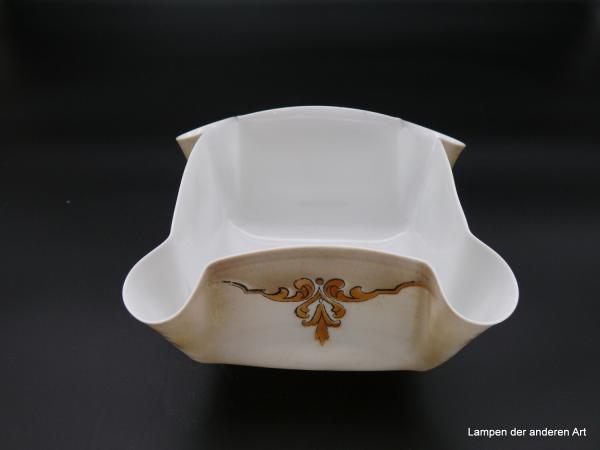 Jugendstil Lampenschirm gebraucht, quadratisch, in den Ecken ausgestellt und abgerundet, gewolkter Untergrund in Naturtönen, Dekor je zweimal Jugendstil-Lilie und Amphore mit Früchten, Ersatzglas für alte Lampen D: 25cm, H: 11cm, Glashalter 6cm von unten