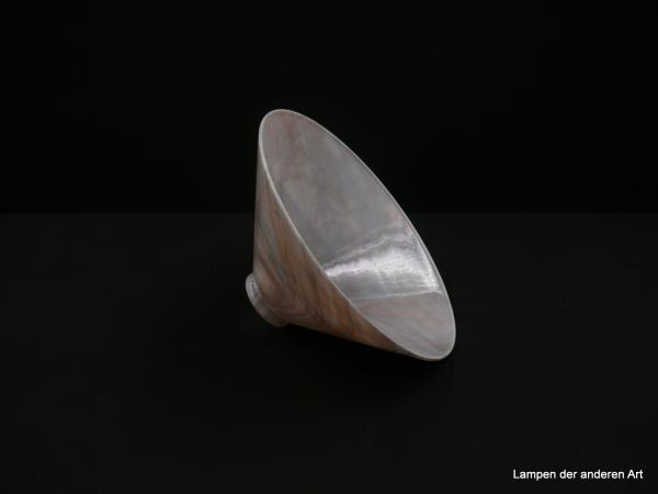 Jugendstil Kegelschirm gebraucht, glattwandiger Glaskörper, graue und braune Venen auf weiß durchscheinendem Grund, D: 25cm, H: 12cm, Griffrand 6cm liegend von innen